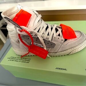 Off White sneakers. Size 39 (8.5) Authentic and Great condition with box.